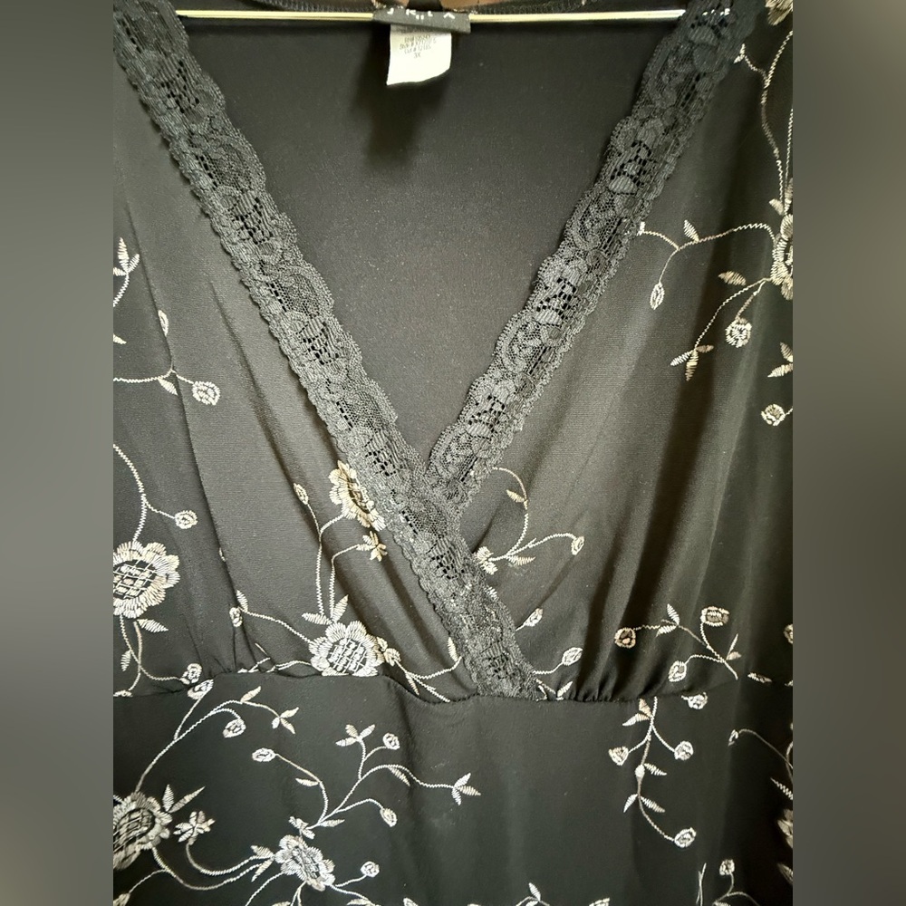JKLA II Plus Sleeveless Black Floral Top - Picture 5 of 6